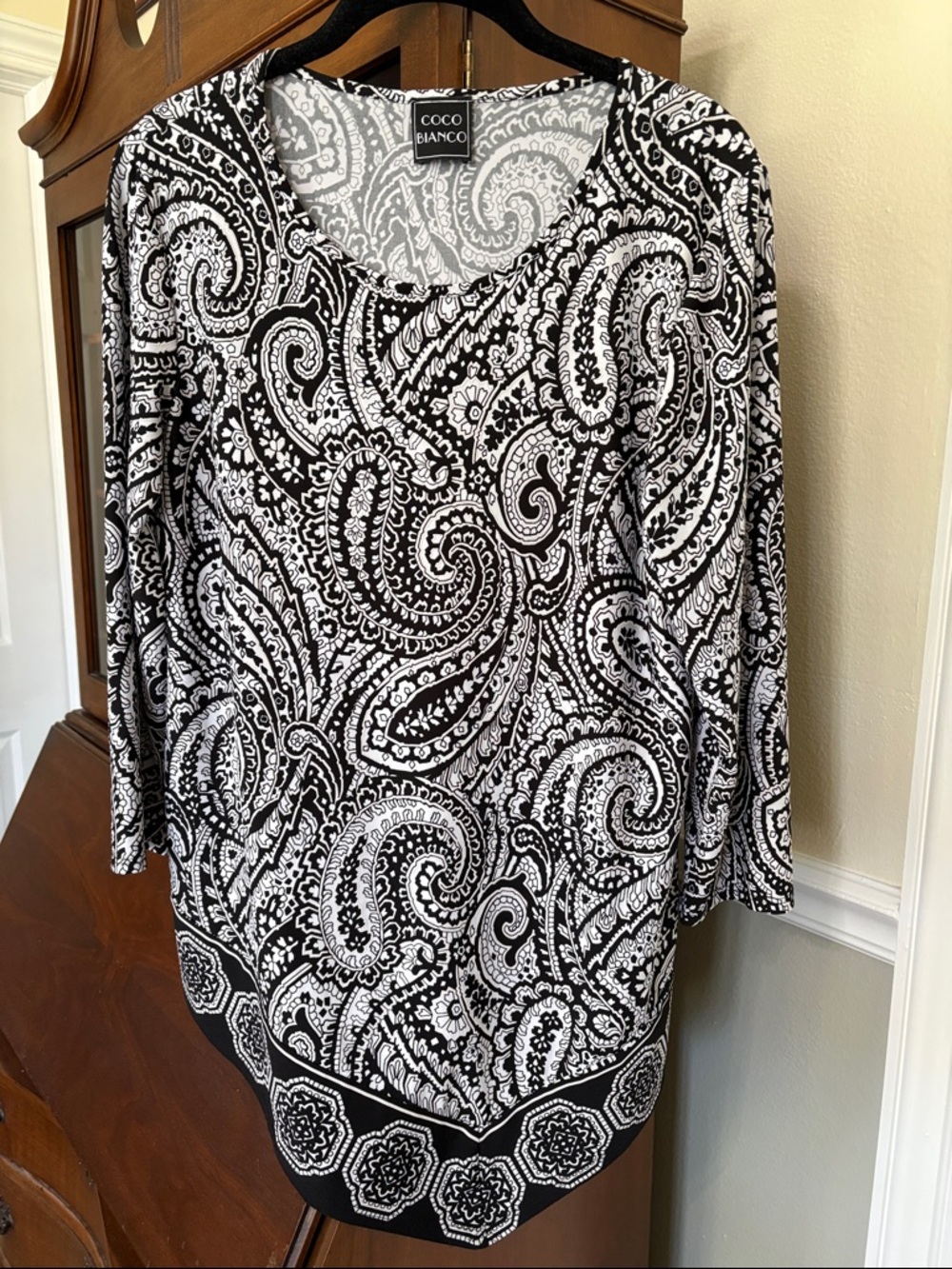 *Coco Bianco Black & White Paisley 3/4 Sleeve Asymmetrical Handkerchief Hem Top